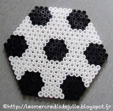 Les Mercredis De Julie Perles Hama Dessous De Verre Ballon De Foot Perline Da Stirare Pixel Art Hama Beads