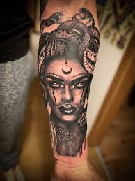 Here's a black and grey Medusa head I got the chance to do . Definitely a  fun piece 😃 @tinobayer #tattoo #tattooed #tattooedgirls  #blackandgreytattoo #medusa #medusatattoo #tattooist #tattooparlor  #tattoostudio #germantattooers #würzburg #kitzingen #