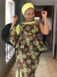 Voir plus d'idées sur le thème mode africaine, tenue africaine, robe africaine. Wax En Jupe Avec Un Bras Mince Ankara Skirt And Blouse Ankara Skirt Women S Fashion Dresses
