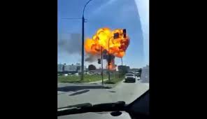 Горели и взрывались грузовые и легковые автомобили припаркованные рядом с заправкой. Ew3yctx1yegwcm