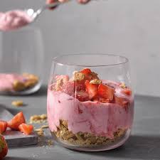 Erdbeer Skyr Creme Mit Crunch Gesunde Rezepte Ww Schweiz Rezept Rezepte Essen Und Trinken Rezepte Wenig Kalorien