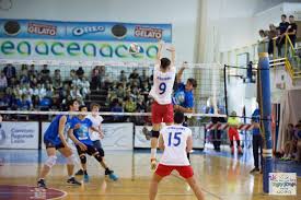 Donna in attrezzatura sportiva e scarpe o scarpe da ginnastica che si allena e si pratica. Volley Scuola Ai Tempi Del Covid 19 Visto Dal Basso