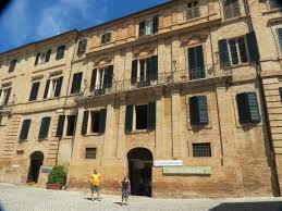 Primo di sette, questo figlio dimostrò fino dai primi anni una straordinaria intelligenza ed un particolare desiderio di conoscere, pur non tralasciando i giuochi dell'infanzia e godendo della gioiosa compagnia dei fratelli. Casa Di Leopardi Picture Of Casa Leopardi Recanati Tripadvisor
