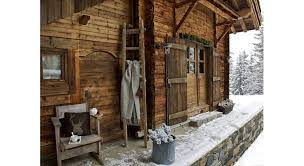 Chalet pour trois personnes à distance de marche du téléski de la flégère 700 mètres et pratique pour le terrain de un petit chalet plutôt cool idéal pour une famille ou un groupe d'amis avec une vue superbe sur les montagnes depuis le balcon et terrace. 35 Chalets En Bois Pour Vous Faire Rever