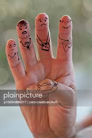 plainpicture - plainpicture p1069m886017 - Finger mit Gesicht XIX -  plainpicture/zero-creatives/AvR