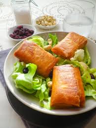Préparée en quelques minutes seulement pour une entrée, en plat accompagné d'une salade de saison ou en snack. Salade De Brie En Feuille De Brick Recette De Salade Facile