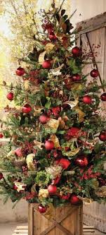 Adding teal to the traditional red, green and gold. 17 Stunning Red And Gold Christmas Trees To Welcome Winter