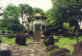 Paras dan sikapnya terlalu baik, dan pakaiannya pun terlalu indah, dan ia berpikir siapa tiga orang muda ini, karnanya padiku menjadi berbuah emas dan berdaun perak, dan tanah bukit ini menjadi seperti emas. Cerita Ceriti Kisah Bermula Di Bukit Si Guntang Di Facebook