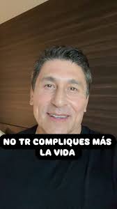 “La vida es muy simple, pero insistimos en hacerla complicada” -Confucio-  Compártelo por favor. #frases #frasematona #cesarlozano #porelplacerdevivir