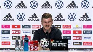 Antonio rüdiger hängt kurz vor der pause des spiels zwischen deutschland und frankreich mit dem mund am rücken paul pogbas. 4u4iremmnuqwtm
