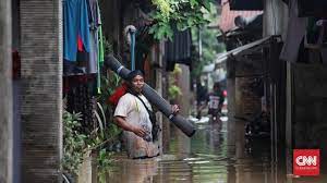 Memasukkan air ke dalam telinga untuk membebaskan air yang terperangkap adalah cara yang sering digunakan oleh banyak orang. 5 Tips Membersihkan Rumah Setelah Banjir Surut