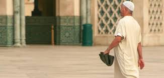 يخرجها المسلم عن نفسه، وعمن تلزمه نفقته كالزوجة والولد، صاعًا عن كل شخص، إذا كان يملك زيادة على قوته وقوت عياله ليلة العيد. Ù…Ø§ Ø­ÙƒÙ… Ù…Ù† ÙØ§ØªØªÙ‡ ØµÙ„Ø§Ø© Ø§Ù„Ø¹ÙŠØ¯ Ù…ÙˆØ¶ÙˆØ¹
