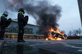 The netherlands faced its worst civil unrest in four decades after a third night of rioting against a government curfew aimed at curbing the pandemic, just weeks before a national election. Increasing Threats And Violence Against Journalists In The Netherlands International Press Institute
