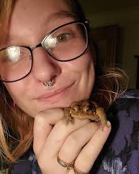 The snow has all melted finally, in the garden is exposed! Now I'm able to  see all the beauties and in my photographing, I came across a beautiful  little orangey sandy colored