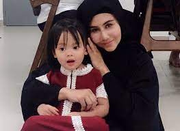 #idrosechannel #ellaraturock #shanomeazzahra #elladananaknya ella dan suami mengambil anak angkat yang kini berusia 3 tahun. Rumah Tangga Ella Dan Suami Semakin Bahagia Dengan Kehadiran Anak Angkat Rutin Harian Saya Berubah 360 Darjah Hiburan Mstar