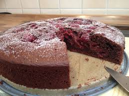 Schokoladenblättchen oder gehackte schokolade, nüsse/mandeln und rum unterheben. Schoko Kirsch Kuchen Halbmondgasse12
