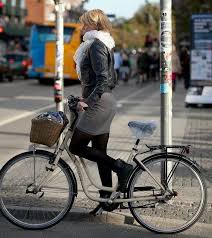 Pin By Fer Mac On Bicicletas Y Mas In 2020 Bicycle Girl Bicycle Chic Cycling Fashion