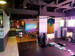 We spoke with five celebrity trainers to learn how they got their celeb clients, and what the biggest differences are between training normal people and celebrities. Celebrity Fitness Main Place Contact Number Malaybkam