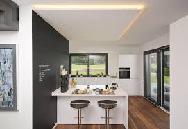 Offene Kuche Modern Weiss Mit Kochinsel Und Sitzgelegenheit Ideen Einrichtung Skulpturales Architektenhaus Weberhaus Moderne Kuche Wohnung Kuche Weber Haus