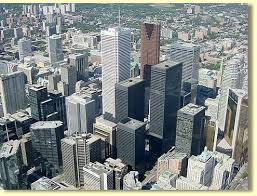 The cn tower rises to a breathtaking height above downtown toronto providing visitors with spectacular views of the city for miles around. Der Cn Tower 553 M Hoch Und Das Hochste Gebaude Der Welt Lemmerhome