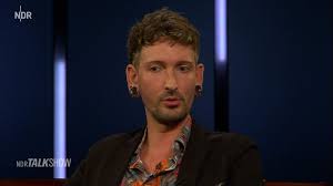 Bares für Rares: Fabian Kahl verrät – „Höchstpreise flogen durch den Raum“  - DerWesten.de