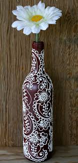 Florero Henna Diseno Botella De Vino De Borgona Marron Con Detalles En Blanco De La Botella De Vino Wine Bottle Vases Wine Bottle Crafts Painted Wine Bottles