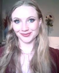 Julia Tucker's Instagram, Twitter & Facebook