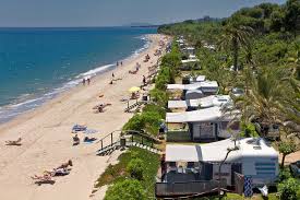 Profitez de sa situation idéale à 150 mètres de la plage, surveillée en juillet et août et sans route à traverser. Les 20 Plus Beaux Campings D Europe