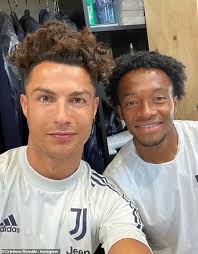 Cristiano ronaldos heisse freundin deshalb macht der. Cristiano Ronaldo Zeigt Seine Haar Transformation Wie Er Sport Langen Und Lockigen Sperren Aktuelle Boulevard Nachrichten Und Fotogalerien Zu Stars Sternchen