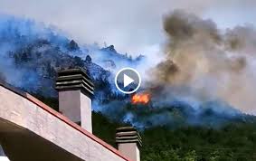 Incendio in abruzzo, pescara in fiamme. Incendio All Aquila Le Fiamme Minacciano Anche Cansatessa Servono Motoseghe Pale E Picconi Video Abruzzolive