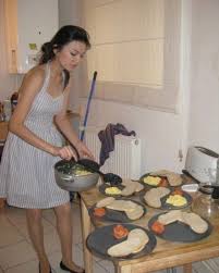 Sore itu.di dalam rumah usai melepas sang kakek kembali ke kampung halaman, bayu mencari mamanya, ternyata sang mama sedang sibuk memasak di dapur. Penampilan Sederhana Raline Shah Saat Memasak Di Dapur 12 Tahun Lalu Disebut Sebagai Istri Idaman Semua Halaman Pop Grid Id