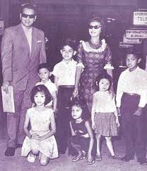 Setelah 51 tahun masih mempunyai aura luar biasa. P Ramlee With Saloma His Children S Malaysian Clothes Style Guru Actors