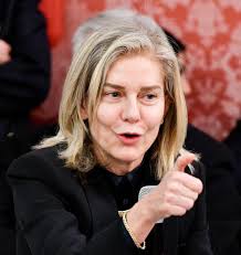 Elena Basile: “Ucraina? Diplomatici biologicamente inclini ad appiattirsi  sulla narrativa funzionale al potere politico. Ai giovani dico ascoltate la  vostra coscienza. Le mie Ambasciate a Stoccolma e Bruxelles erano modelli  di aggregazione” –