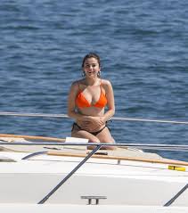 Celebrity Entertainment Selena Gomez Cuddles Up To A Mystery Guy In Australia Amid Break From Justin Bieber Popsugar Celebrity Photo 3