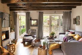 Une Maison De Montagne En Bois Gris Salones Rusticos Salones Calidos Y Interiores De Cabanas