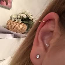 wildfleisch um helix herum haut piercing