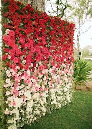 Bunte Blumenwand Als Backdrop Fur Die Hochzeitsfotos Der Gaste Passend Zu Ihrer Farbgestaltu Hochzeitskulisse Hochzeitsdekoration Blumenwand Hochzeit