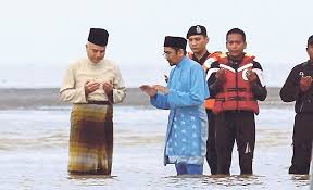 Pengisytiharan tersebut dibuat oleh tunku besar seri menanti, tunku ali redhauddin tuanku muhriz yang menyatakan istiadat tersebut akan diadakan di. Uniknya Beting Beras Basah