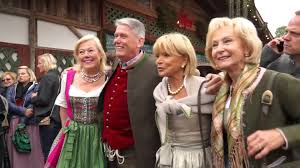 4 Mercedes Benz Munchen Damen Wiesn 2015 Ankunft Kafer Mercedes Benz Benz Wiesn