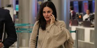 Courteney cox's gale weathers character can be seen on the set of scream 5 , surrounded by courteney cox and david arquette were announced for scream 5 first, but neve campbell was a bit. Courteney Cox Is Driving Everyone Batty On Scream Set Says Source