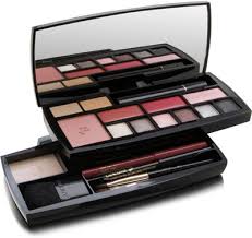 This makeup kit by lakme is your ultimate professional makeup kit that offers the benefits of skin care as well. Plete Makeup Kit Lakme Saubhaya Makeup