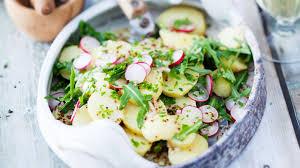 Recette De Salade De Pommes De Terre Aux Herbes Recette En 2020 Salade Pomme De Terre Recette Salade Salade Radis