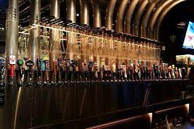 the yard house waikiki hawaii hey al remember this place hee hee waikiki hawaii best beer hawaii