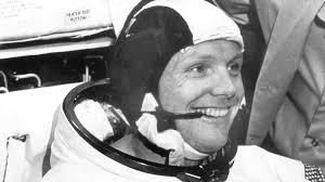 When neil armstrong died in a cincinnati hospital two weeks after undergoing heart surgery in 2012, his family released a touching tribute addressing the astronaut's millions of admirers around the globe. Astrophysiker Harald Lesch Neil Armstrong Ist Cool Wie Clint Eastwood Radiowelt Bayern 2 Radio Br De