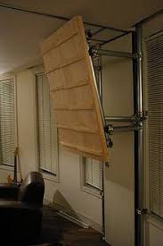 Es besteht aus bis zu 4 m hohen, leicht überhängenden holzplatten, an die horizontal holzleisten geschraubt sind. Campusboard Kletterwand Klettern