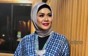 Liza hanim was born in 1970s. Liza Tahan Sebak Terkenang Arwah Bapa