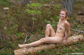 Nackt im Wald - Kleine Titten Pics