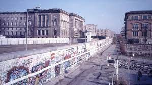 The berlin wall was a guarded concrete barrier that physically and ideologically divided. Der Bau Der Berliner Mauer Kindersache