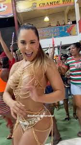 Carnaval 2025: Mulher Melão aposta em tapa-mamilo para ensaio da Grande Rio