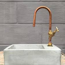 koperen kraantje met betonnen wasbakje koperenkraan koperenkranen waterkraan koper copper copperpipe wasbak toiletdesign to badkamer krans wasbakken